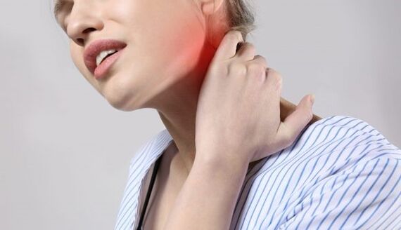 Avec l'ostéochondrose de la colonne cervicale, des douleurs dans le cou et les épaules apparaissent