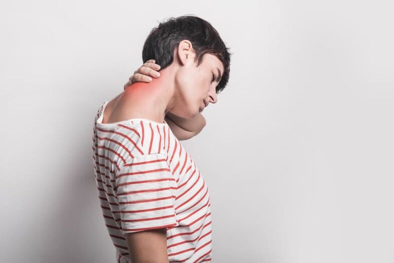 Douleur au cou chez une femme atteinte d'ostéochondrose de la colonne cervicale
