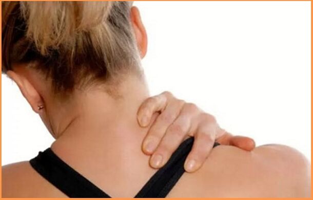 L'ostéochondrose cervicale se manifeste par une douleur et une raideur de la nuque. 