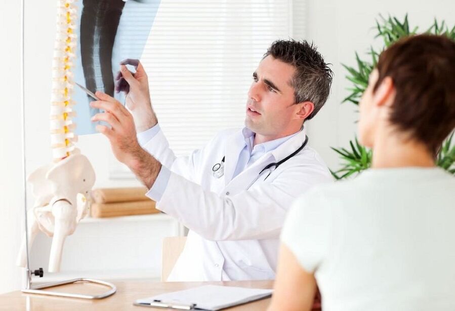 le médecin examine une radiographie pour diagnostiquer l'ostéochondrose thoracique